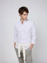 Camisa Oxford de manga larga con diseño a rayas en tonos blancos y rosados, corte regular fit, cuello button-down y cierre frontal con botones.