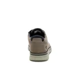 Zapatos Caterpillar Estimate Lo para hombre, de cuero nubuck color marrón topo, con cordones, suela chunky de goma y logotipo de la marca grabado en el lateral.