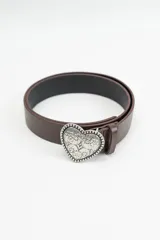 Cinturón de cuero sintético color marrón oscuro con hebilla metálica plateada en forma de corazón con diseño grabado.