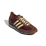 Championes Adidas Originals SL 72 OG, modelo de corte bajo con capellada de nylon bordó y superposiciones de gamuza marrón, con las tres tiras clásicas en color crema y suela dentada.