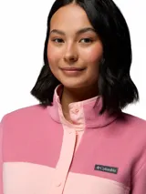 Buzo de polar con cierre frontal parcial de botones a presión, cuello alto y diseño de bloques de color en tonos rosados. Cuenta con el logo de la marca bordado en el pecho.