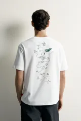 Remera blanca de corte regular fit, con cuello redondo y mangas cortas. Presenta un estampado frontal con textura en tono tostado con la inscripción "Tahoe Lake 1940-1971 Camp Sply."
