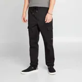 Pantalón jogger negro con bolsillos cargo con solapa, corte slim y puños elásticos.