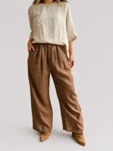 Pantalón palazzo marrón de lino, con calce relajado, pierna ancha, cintura elástica fruncida y bolsillos laterales.
