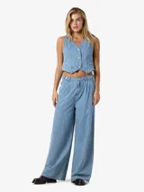 Pantalón de jean con estampado de rayas verticales azules y blancas, corte palazzo, tiro alto y cierre frontal con cremallera y botón.