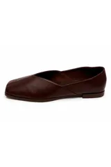 Zapato de punta cuadrada en símil cuero con diseño minimalista, abertura en V y estructura suave, silueta contemporánea y sofisticada.