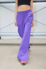 Pantalón violeta semi oxford de poplín con cintura elastizada ancha, bolsillos delanteros, tiro medio y tajo en los laterales externos.
