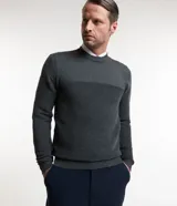 Suéter de punto para hombre con cuello redondo y manga larga. Presenta un diseño combinado con una parte superior lisa y una parte inferior con canalé texturizado horizontal. Marca Marfinno.
