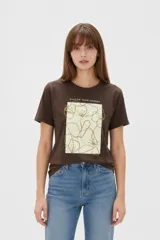 Remera de algodón color blanco, con cuello redondo, mangas cortas y estampa frontal rectangular con motivo de animal print estilo cebra y la palabra 'ICON'.