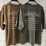 Remera gris con efecto acid wash y estampado en la espalda con logo de videojuego.