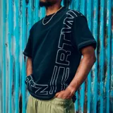 Remera negra de algodón pesado con diseño gráfico de contornos blancos que forman el texto CRTZ y RTW en los laterales. Presenta costuras visibles en contraste.