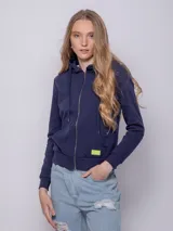 Canguro azul marino con capucha, cierre frontal y bolsillos tipo canguro.