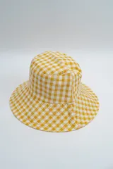 Gorro tipo bucket con estampado de cuadros vichy en color amarillo y blanco.