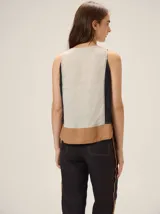 Top de lino sin mangas, con diseño color-block que combina paneles en beige al frente, negro en los laterales y marrón en la parte inferior.