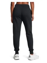 Pantalón de jogging Under Armour de corte deportivo, confeccionado en tejido polar de mezcla de algodón con interior cepillado. Presenta cintura elástica con cordón de ajuste exterior, bolsillos laterales y puños acanalados en los tobillos. Incluye el logo de la marca estampado en la pierna derecha.