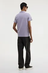 Remera polo de manga corta confeccionada en punto de algodón liviano. Presenta cuello clásico, tapeta con botones y bajo recto. Posee un corte ajustado que realza la silueta.