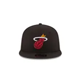 Gorra negra de visera plana con el logo de los Miami Heat bordado en el frente y el logo de New Era bordado en el lateral.