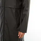 Parka larga negra con capucha y efecto cascada, de material sintético impermeable.