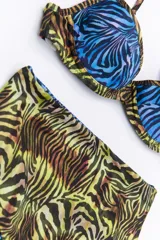 Bikini de dos piezas en combinación de colores negro y mostaza. El corpiño es de estilo triangular con base y breteles finos, mientras que la bombacha es de corte clásico con cintura alta en color negro.