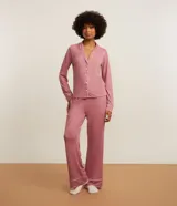 Pijama largo de dos piezas Lov, color rosado con detalles contrastantes en blanco. Incluye camisa de manga larga con cuello solapa y cierre frontal de botones, y pantalón con cintura elástica.