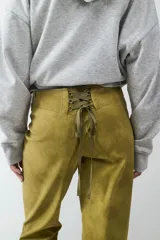 Pantalón de tiro medio color verde oliva, confeccionado en tejido con efecto gamuza. Presenta cierre frontal con cremallera, presillas para cinturón y corte recto.