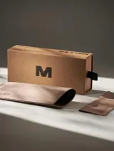 Lentes de sol de aviador oversize, con montura negra y lentes azules polarizadas.