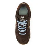 Championes urbanos New Balance modelo 574, color marrón con detalles en celeste y suela color crema. Confeccionados en cuero, presentan el logo N característico en los laterales y entresuela con tecnología ENCAP para mayor amortiguación y sujeción.