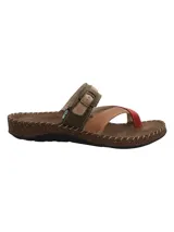 Sandalias planas de cuero para mujer, diseño multicolor con tiras en tonos marrón, verde oliva y rojo, ajuste con hebilla lateral y suela con detalle de corcho.
