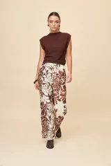Pantalón ancho estampado de corte amplio y fluido, con cintura elastizada y lazo ajustable.