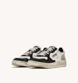Zapatillas urbanas Autry modelo Super Vintage Low, color blanco, negro y plateado, con cordones blancos y suela color crema con efecto vintage.