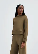 Buzo negro con capucha y corte holgado.