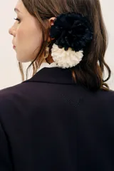 Saco sastrero negro de corte oversize, con solapas clásicas, bolsillos con solapa en los laterales y hombreras incorporadas.