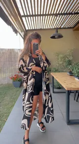 Camisola estampada en fibrana, con cuello camisero, cierre frontal con botones y mangas largas.