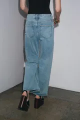 Jeans de tiro alto y corte ancho (wide leg) hasta el tobillo, confeccionados en denim azul de efecto lavado. Presenta cinco bolsillos y cierre frontal con cremallera y botón.