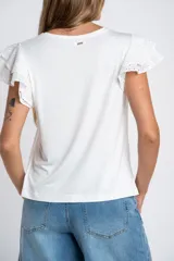 Remera negra de viscosa y elastano, con escote redondo y mangas cortas con volado de tela perforada (broderie).