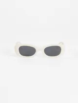 Lentes de sol envolventes de marco ancho color crema con protección UV.