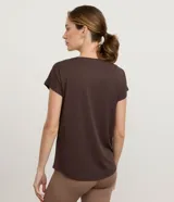 Remera deportiva Get Over de microfibra texturizada color rojo, con mangas cortas, cuello redondo y corte holgado.