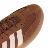 Championes urbanos Adidas modelo Barreda Decode, color marrón con detalles en rosado claro. Presentan una combinación de gamuza y material sintético, con las icónicas tres tiras laterales y suela de goma traslúcida.