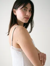 Camisón corto de rib color negro con tirantes finos regulables, escote en V y detalle de encaje en el escote y la espalda.