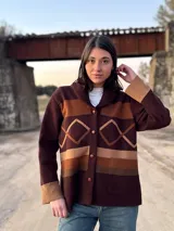 Campera marrón con diseño geométrico en tonos beige y marrón, con cuello tipo chal y cierre con botones.