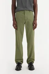 Pantalón chino color verde oliva, de corte recto y tiro medio.