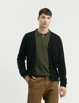 Cardigan de punto color negro con escote en V, cierre frontal con botones y mangas largas con puños acanalados.