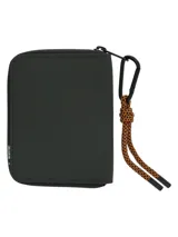 Billetera color verde militar de poliéster reciclado resistente al agua, con cierre perimetral, parche de cuero sintético con logo grabado de la marca RKF y llavero mosquetón con cordón estampado en negro y naranja.