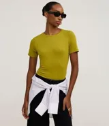 Blusa básica de viscosa color verde oliva, con escote redondo y manga corta.