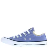Championes de lona Converse modelo Classic OX, de corte bajo, color lila con suela de goma blanca y cordones blancos.