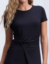 Vestido negro de lycra con escote a la base y nudo decorativo en la cintura.