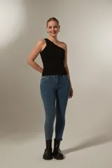 Top sin mangas de tejido liso, corte al cuerpo, con escote asimétrico de un solo hombro.