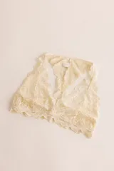 Soutien tipo bralette color beige, de encaje con diseño floral, escote en V y espalda estilo nadador. Cuenta con elástico en el bajo busto para un ajuste cómodo.