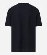 Remera color crema, de corte holgado, con cuello redondo y mangas cortas.