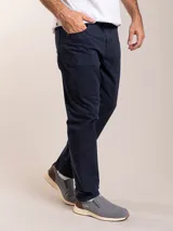 Pantalón de sarga color beige, de corte recto y cinco bolsillos.